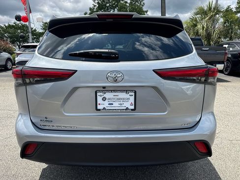 Used 2023 Toyota Highlander XLE FWD image 4