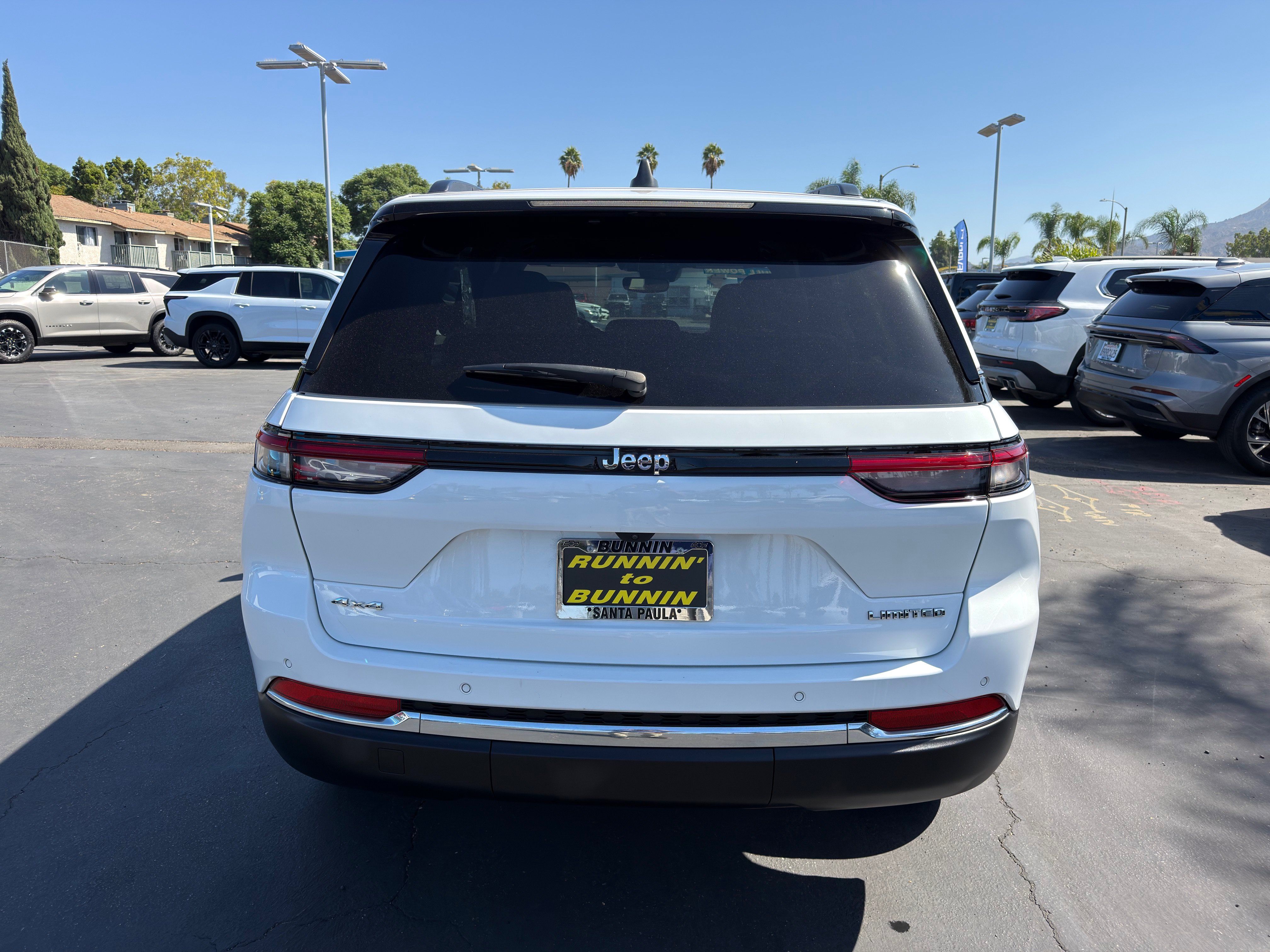 Used 2023 Jeep Grand Cherokee Limited w/ Trailer Tow Prep Group (B) AWD/4WD image 7