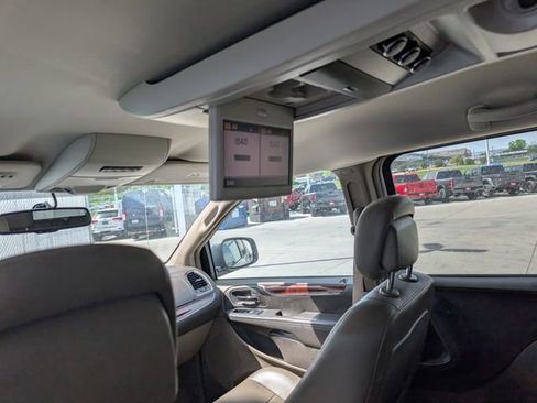 Used 2012 Chrysler Town & Country Touring w/ Entertainment Group #1 FWD image 4