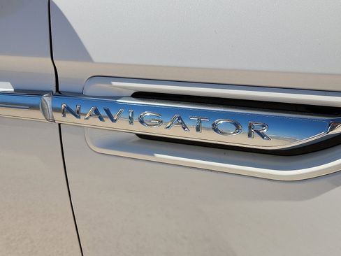 Used 2019 Lincoln Navigator Reserve image 8