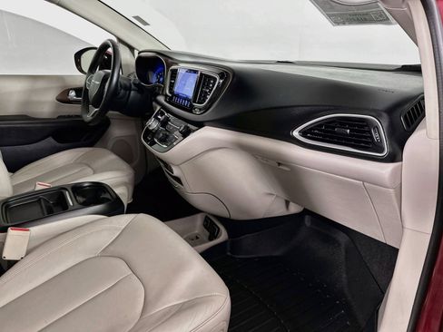 Used 2017 Chrysler Pacifica Touring-L FWD image 30