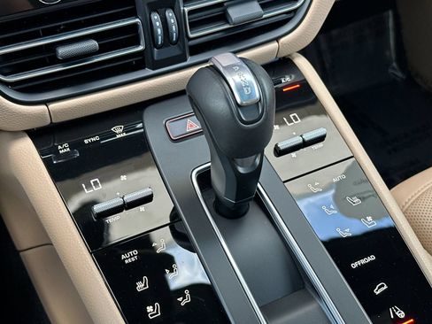 Certified 2026 Porsche Macan AWD/4WD image 26