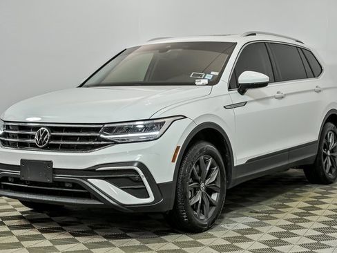 Certified 2022 Volkswagen Tiguan SE image 4