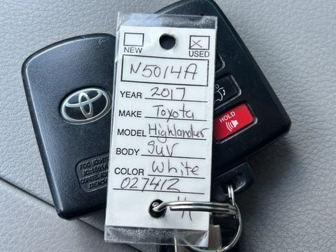 Used 2017 Toyota Highlander Limited w/ Carpet Mat Package AWD/4WD image 44