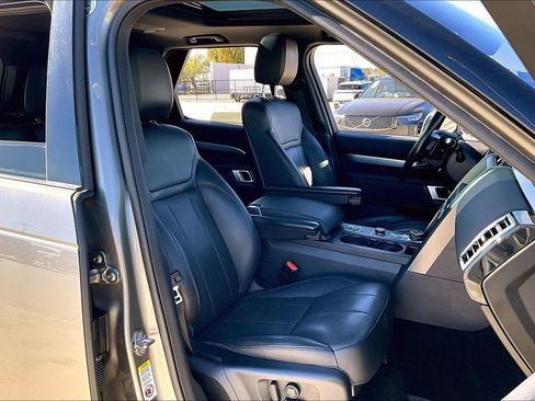 Used 2020 Land Rover Discovery Landmark image 10