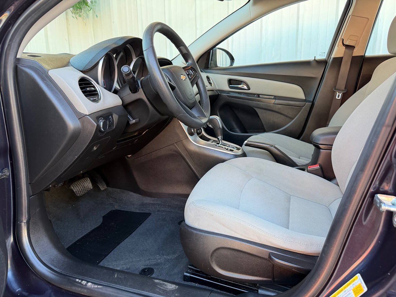 Used 2015 Chevrolet Cruze LT w/ Technology Package FWD image 11