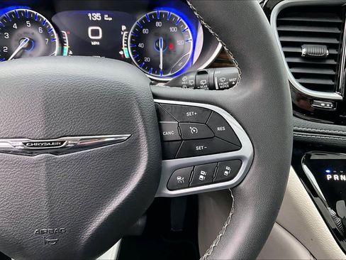 Used 2023 Chrysler Pacifica Limited image 25
