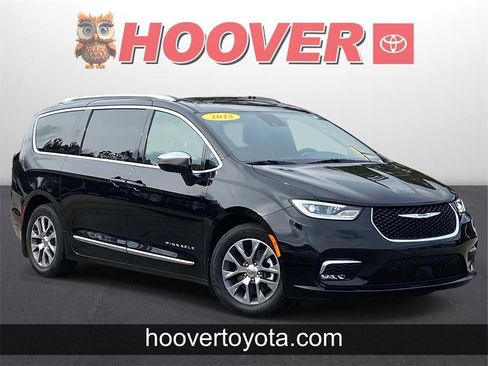 Used 2025 Chrysler Pacifica Pinnacle image 1