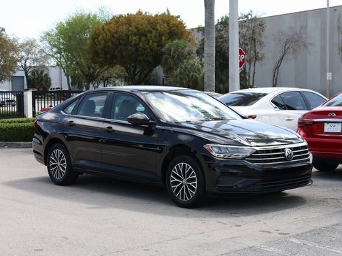 Used 2019 Volkswagen Jetta SE image 2