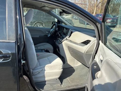 Used 2020 Toyota Sienna LE FWD image 25