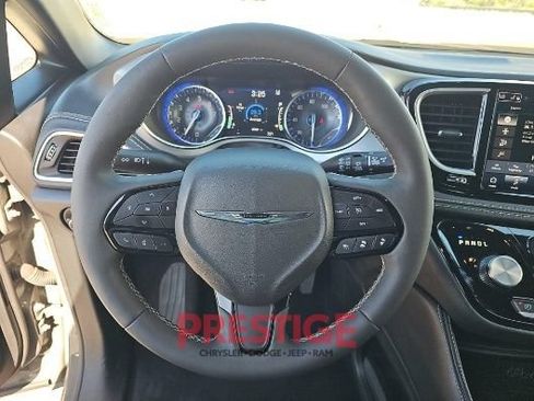 Used 2025 Chrysler Pacifica Limited FWD image 18