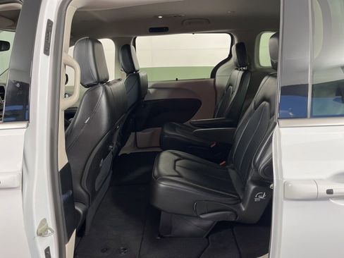 Used 2024 Chrysler Pacifica Touring-L image 25