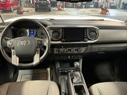 Used 2020 Toyota Tacoma SR5 AWD/4WD image 17