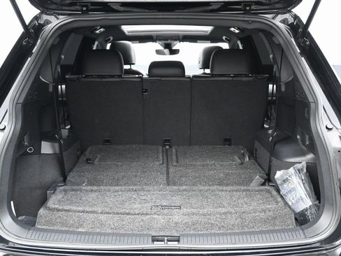 Used 2023 Volkswagen Tiguan SE R-Line image 14