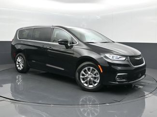 New 2026 Chrysler Pacifica Select image 1