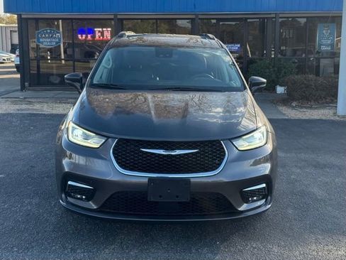 Used 2022 Chrysler Pacifica Touring-L FWD image 3