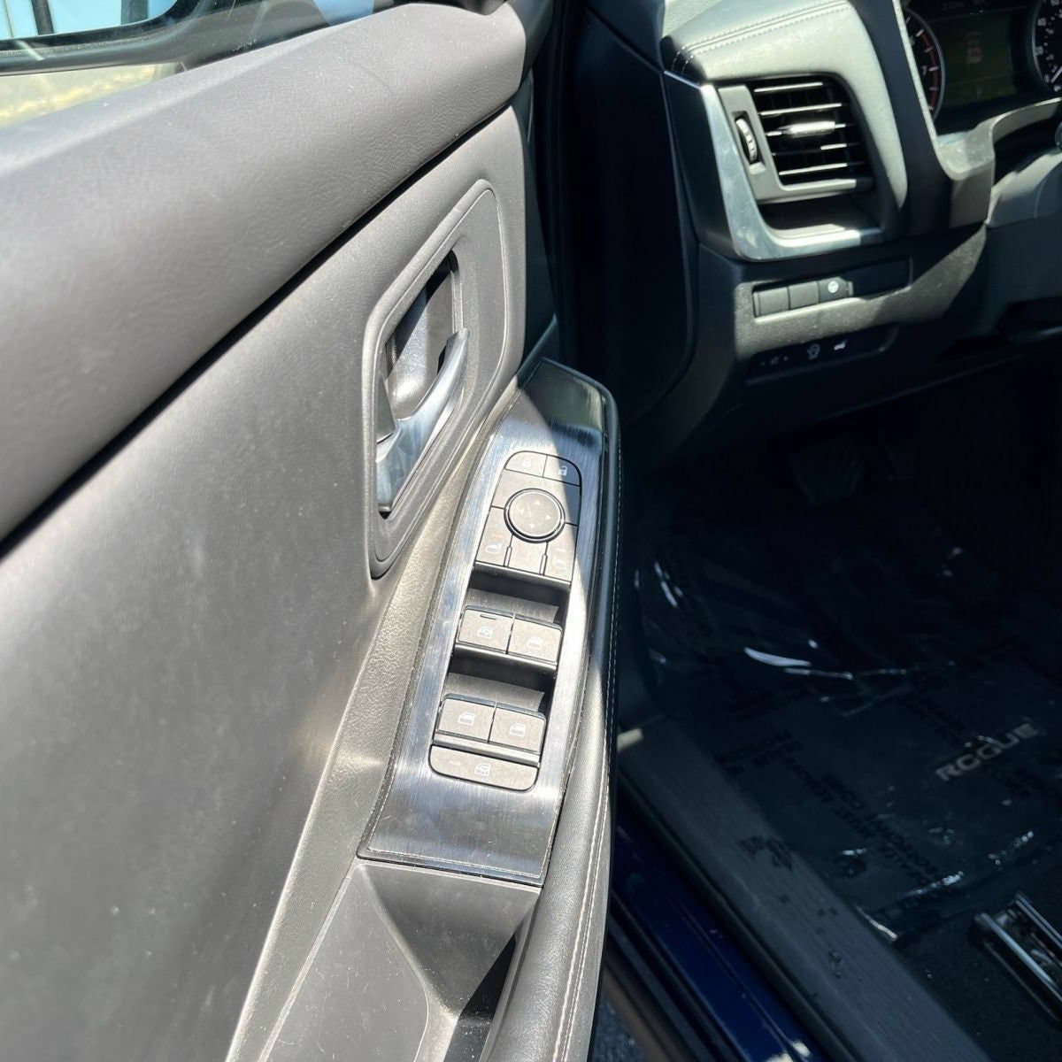 Used 2025 Nissan Rogue SV AWD/4WD image 18