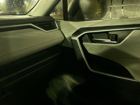 Used 2025 Toyota RAV4 XLE image 31