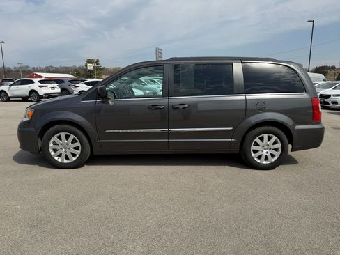 Used 2016 Chrysler Town & Country Touring image 2