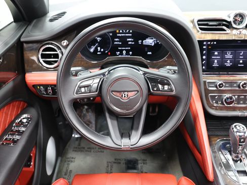 Used 2022 Bentley Bentayga AWD/4WD image 26