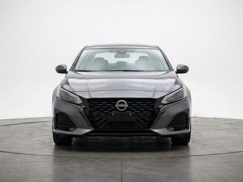 Used 2025 Nissan Altima 2.5 SV FWD image 2