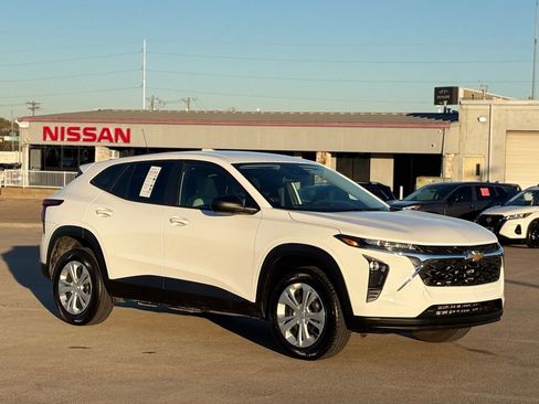 Used 2025 Chevrolet Trax LS image 5