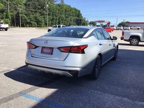 Used 2025 Nissan Altima 2.5 SV FWD image 3