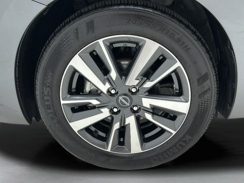 Used 2025 Nissan Versa SV FWD image 8