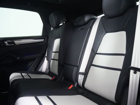 Used 2023 Porsche Cayenne image 16