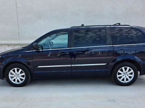 Used 2014 Chrysler Town & Country Touring image 7