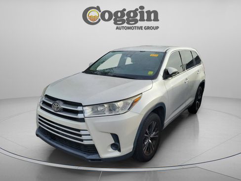 Used 2017 Toyota Highlander LE FWD image 2