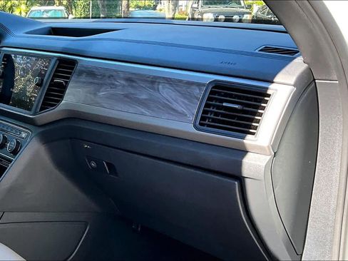 Used 2020 Volkswagen Atlas Cross Sport SE w/ Towing Package image 19