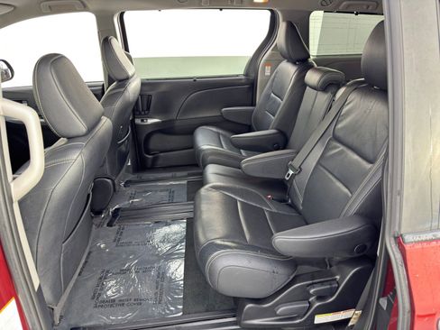 Used 2019 Toyota Sienna SE w/ Carpet Mat Package image 37