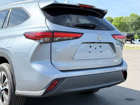 Used 2023 Toyota Highlander XLE image 5