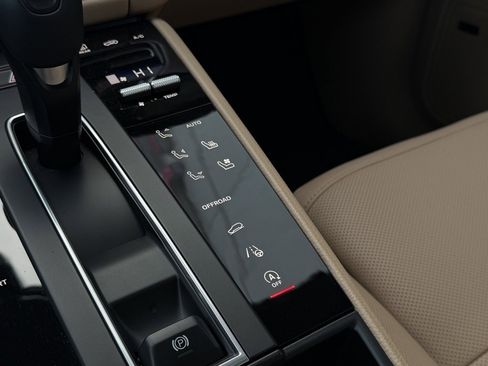 Used 2025 Porsche Macan image 34