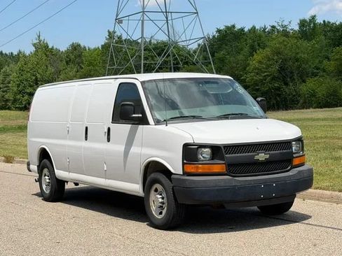 Used 2012 Chevrolet Express 2500 Extended RWD image 2