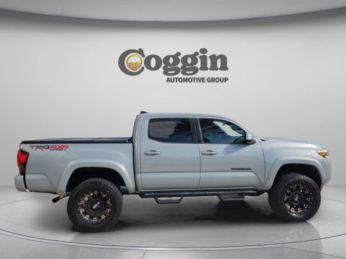 Used 2019 Toyota Tacoma TRD Sport AWD/4WD image 5