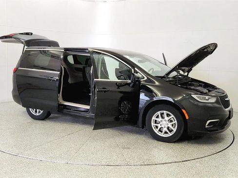 Used 2023 Chrysler Pacifica Touring-L FWD image 9