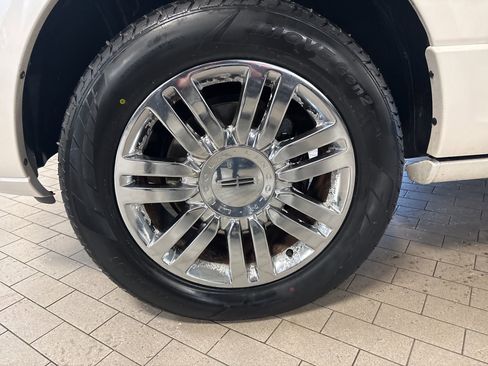 Used 2010 Lincoln Navigator L Base image 2