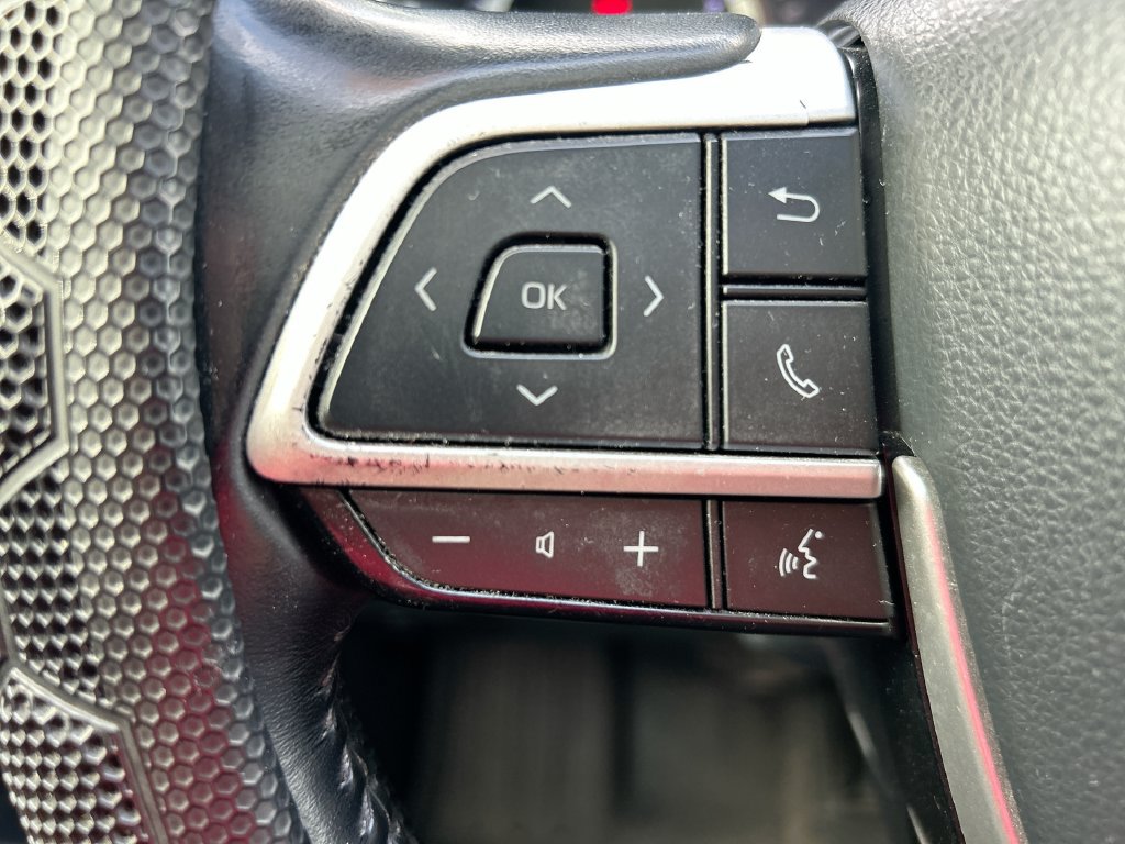 Used 2022 Toyota Highlander XLE FWD image 16