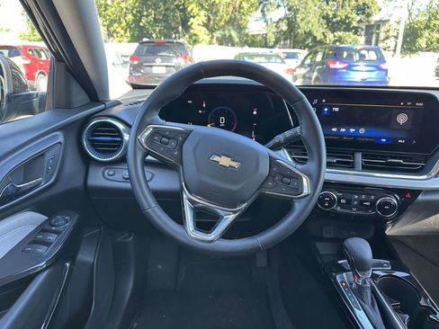Used 2025 Chevrolet Trax LT w/ LT Convenience Package FWD image 11