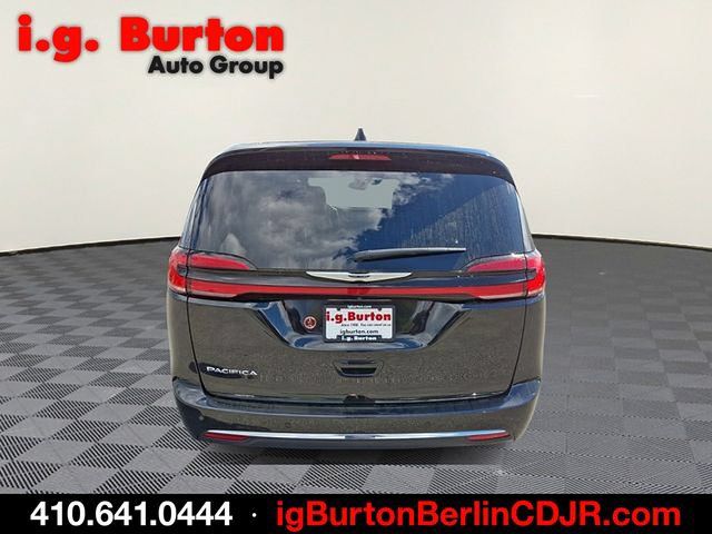 Used 2024 Chrysler Pacifica Touring-L FWD image 5