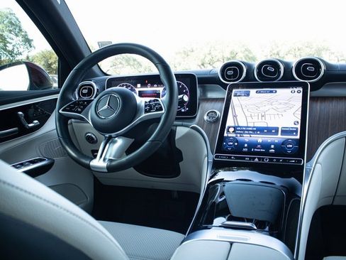 Used 2023 Mercedes-Benz GLC 300 4MATIC image 17