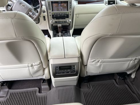 Used 2018 Lexus GX 460 Luxury w/ Preferred Accessory Package image 21