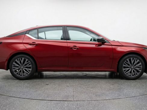 Used 2025 Nissan Altima 2.5 SV image 11