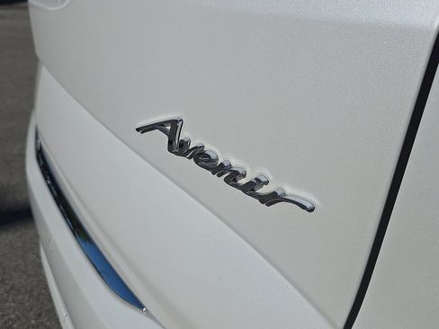 Used 2024 Buick Enclave Avenir w/ Avenir Technology Package image 8