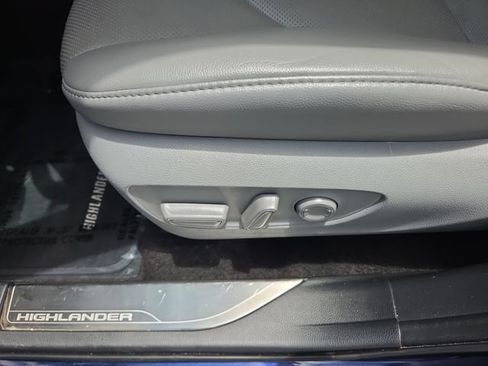 Used 2023 Toyota Highlander Platinum FWD image 12