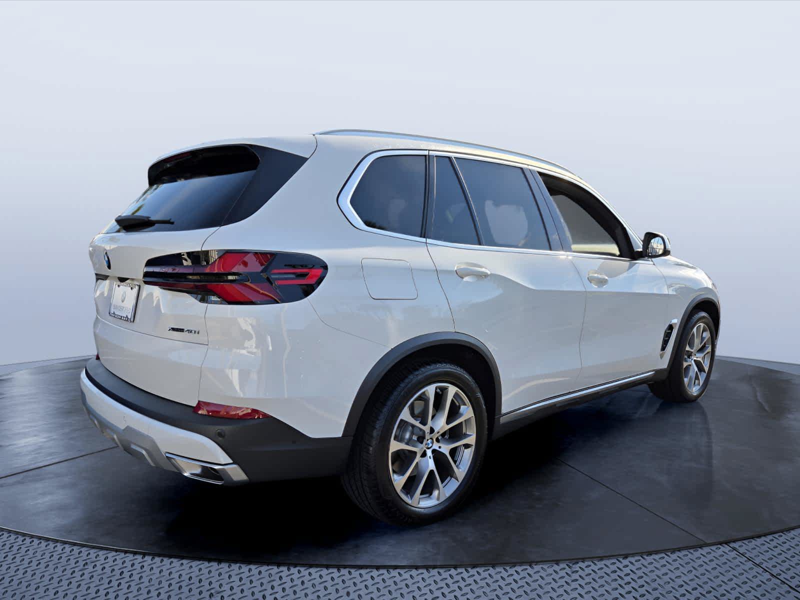 Used 2026 BMW X5 xDrive40i w/ Parking Assistance Package AWD/4WD image 3