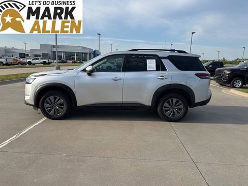 Used 2025 Nissan Pathfinder SV FWD image 3