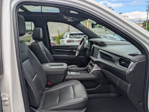 Used 2022 GMC Yukon XL Denali w/ Denali Premium Package AWD/4WD image 10